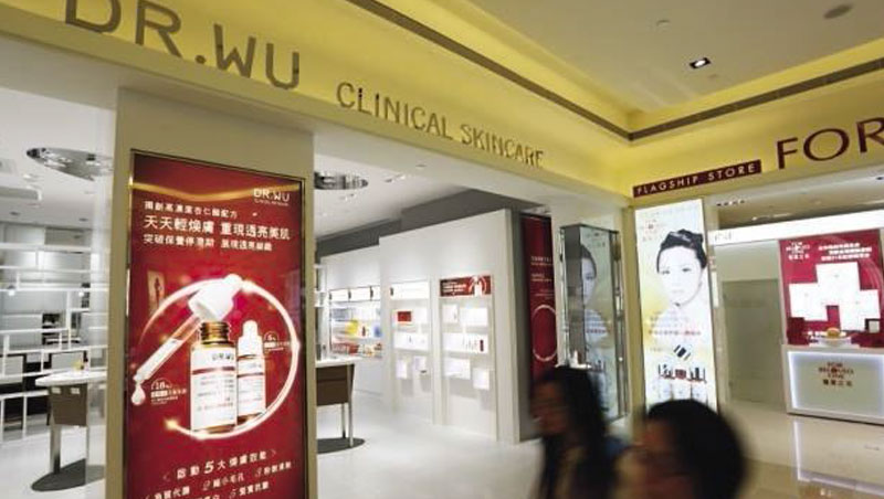 DR.WU花10年變台灣醫美王，這次大發10元股利，等同宣告不再擴大投資中國市場，背後是一堂要價2.5億元的西進課。